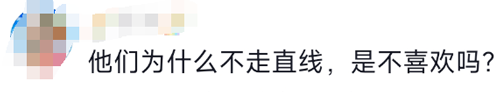 北方龙舟赛起步就翻到水里 网友笑抽：曹操果然不善水战