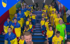 乌克兰全队身披国旗出场